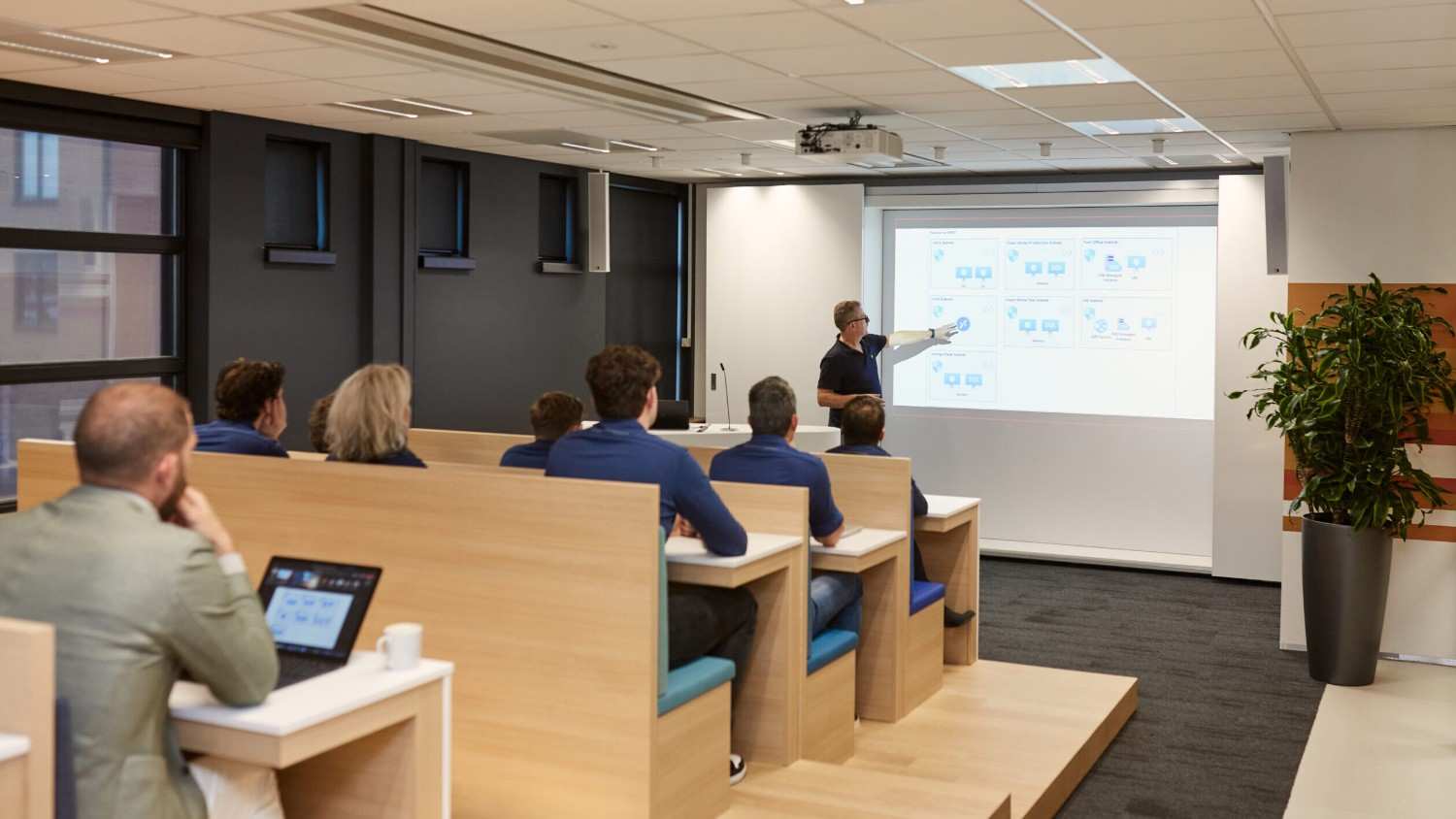 Uitleg Social Engineering in een collegezaal