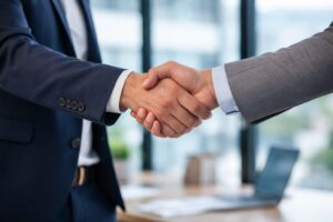 Mannen die elkaars handen zakelijk schudden