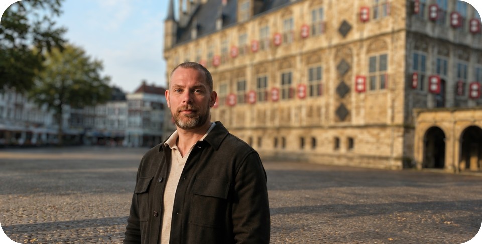 Medewerker van Aster ICT staat in het centrum van Gouda omdat we diensten en oplossingen leveren aan Gouda en omgeving.