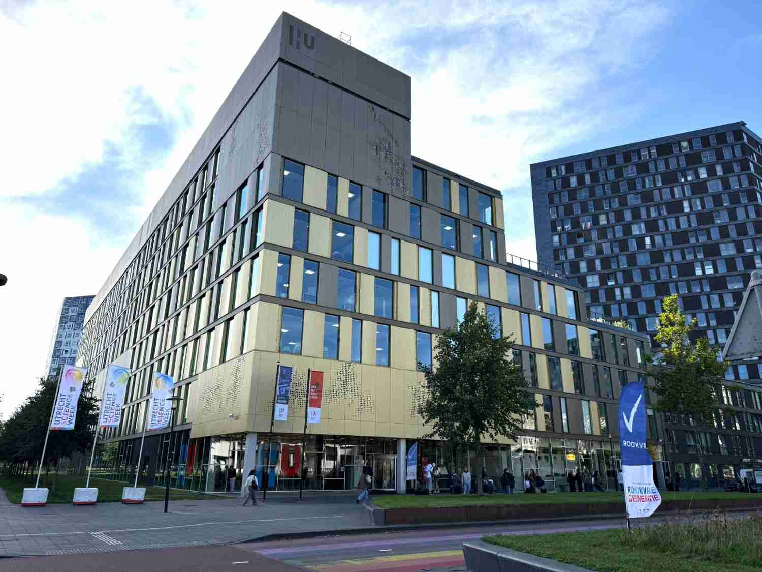 Modern gebouw van Hogeschool Utrecht aan de Heidelberglaan 15, met grote raampartijen en de hoofdingang op de voorgrond.
